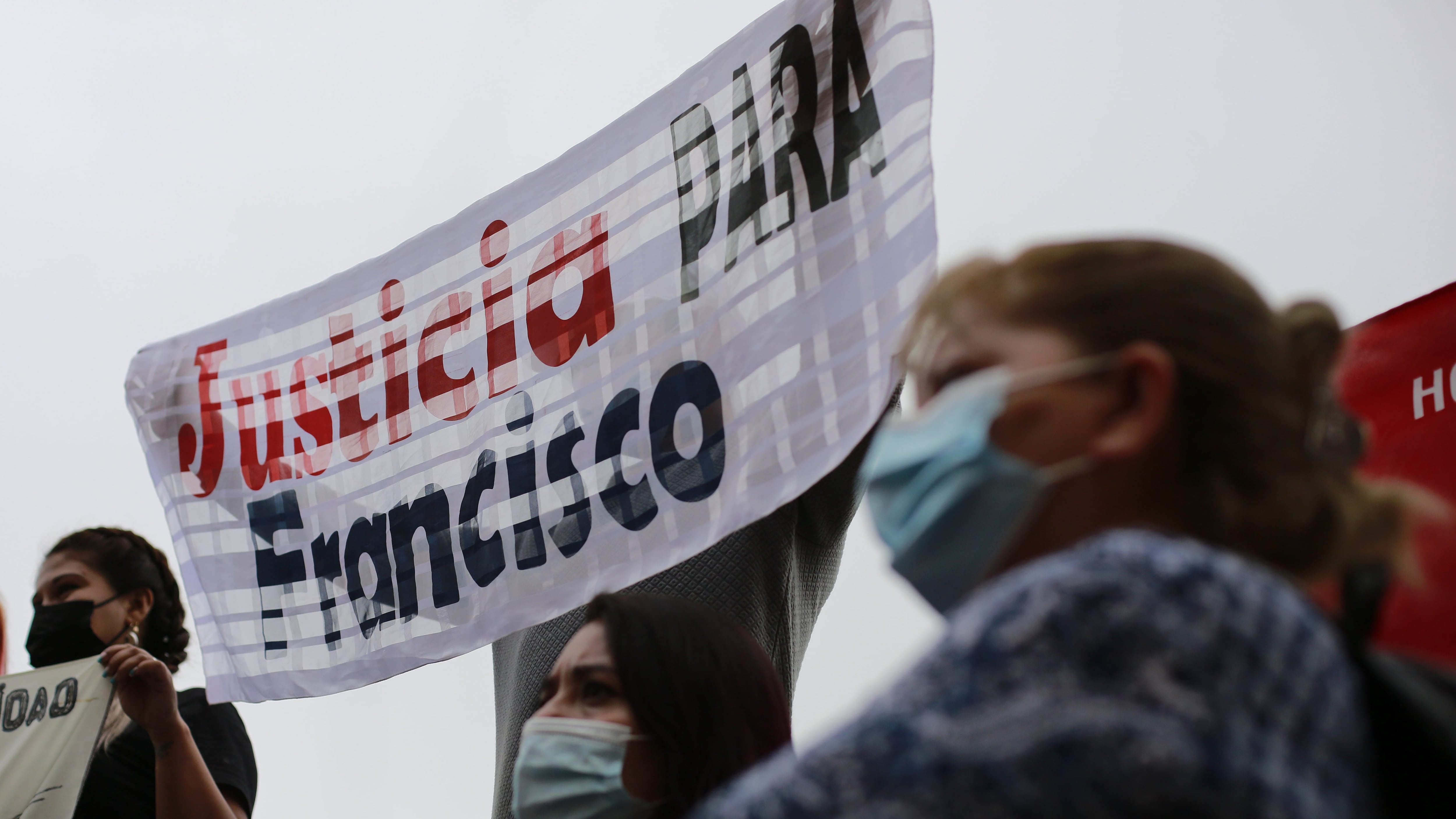 11 de febrero del 2021/SantiagoRepresentantes de la Defensoría Popular y familia del fallecido malabarista Francisco Martínez se refieren a la medida que dejó en libertad con arraigo nacional y firma quincenal, al sargento de Carabineros Juan González Iturriaga, quien dio muerte al artista callejero.
FOTO: KARIN POZO/AGENCIAUNO