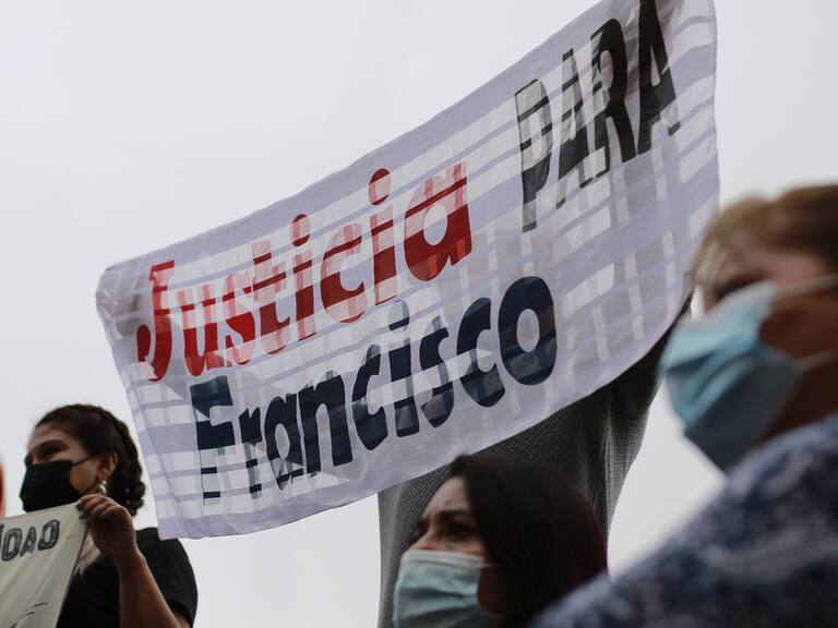 11 de febrero del 2021/SantiagoRepresentantes de la Defensoría Popular y familia del fallecido malabarista Francisco Martínez se refieren a la medida que dejó en libertad con arraigo nacional y firma quincenal, al sargento de Carabineros Juan González Iturriaga, quien dio muerte al artista callejero.
FOTO: KARIN POZO/AGENCIAUNO