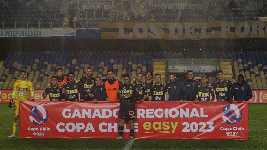 el trofeo "reciclado" que recibió la Universidad de Concepción por ganar la zona sur de la Copa Chile 2023