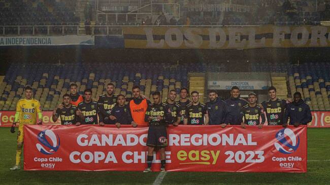 el trofeo "reciclado" que recibió la Universidad de Concepción por ganar la zona sur de la Copa Chile 2023