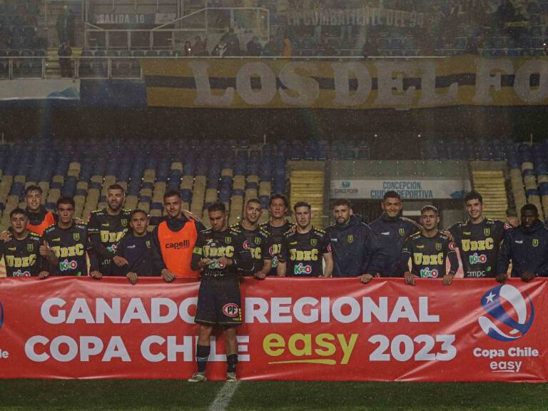 el trofeo "reciclado" que recibió la Universidad de Concepción por ganar la zona sur de la Copa Chile 2023
