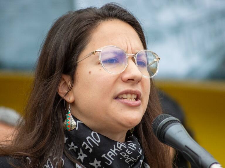 Funcionarios municipales exigen disculpas públicas de alcaldesa Hassler para deponer paro en Santiago