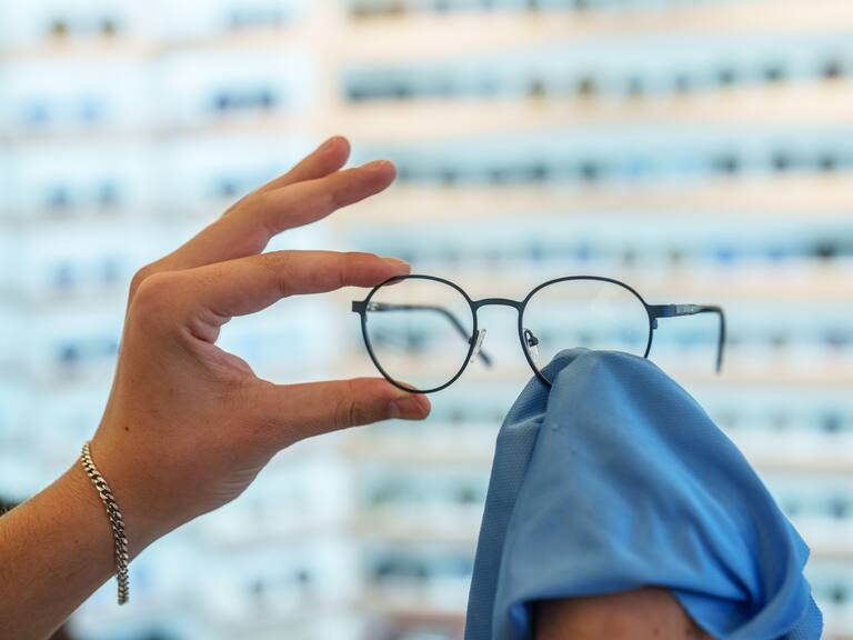 ¿Necesito lentes ópticos? Estas son las 9 señales claves para identificar problemas a la vista, según especialistas