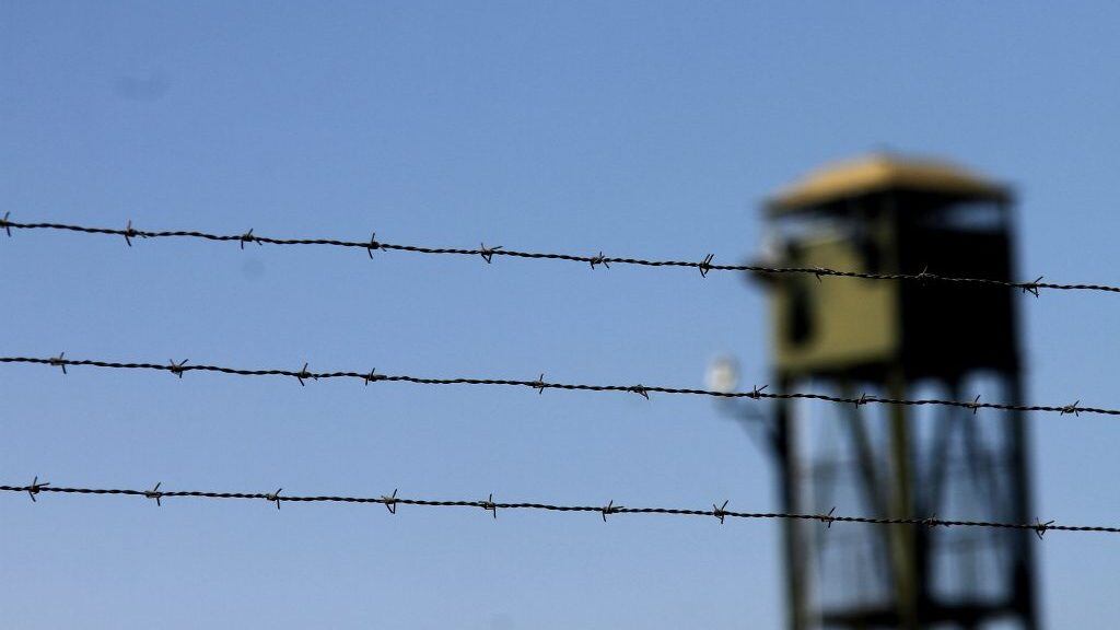 28 de Septiembre del 2013/TIL TILDetalle de los alambres de segurida del penal de Punta Peuco, centro de detención preventiva hasta donde serán trasladados los 10 reos que permanecen en el Penal Cordillera, destacando entre ellos el ex director de la DINA, Manuel Contreras, condenado a mas de 300 años de prisión por crímenes contra los Derechos Humanos durante la dictadura militar.
FOTO: HANS SCOTT/AGENCIAUNO.