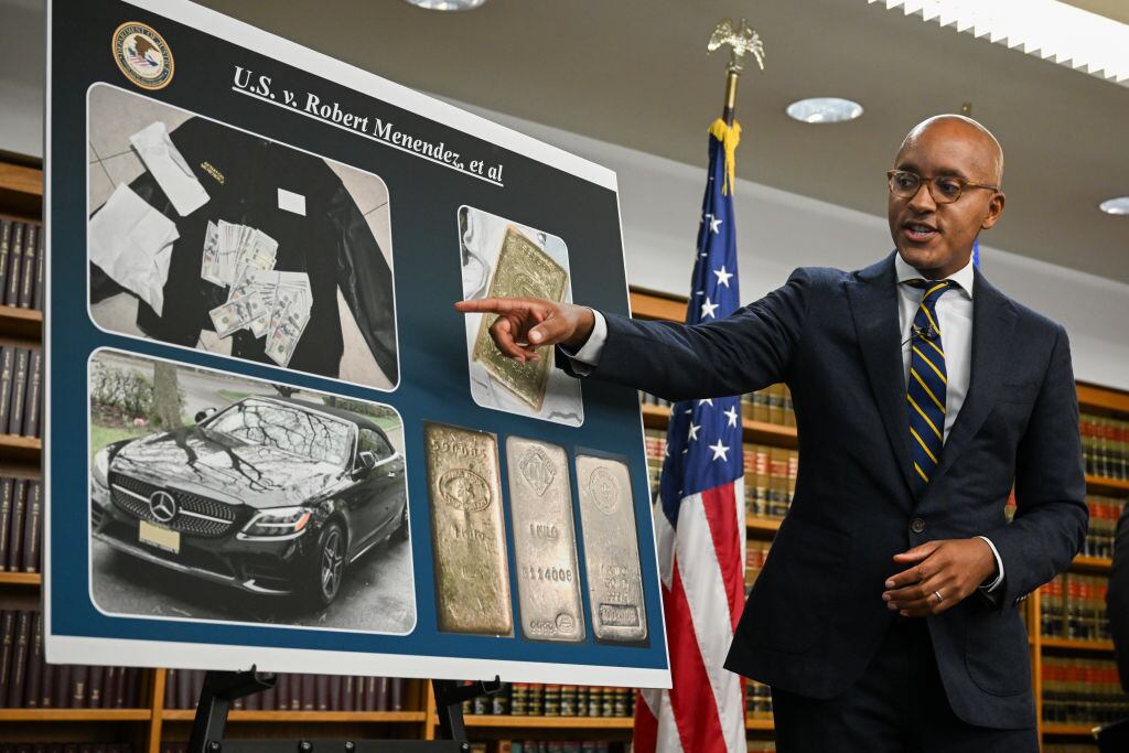 El fiscal Damian Williams informa la investigación sobre Menendez en EEUU