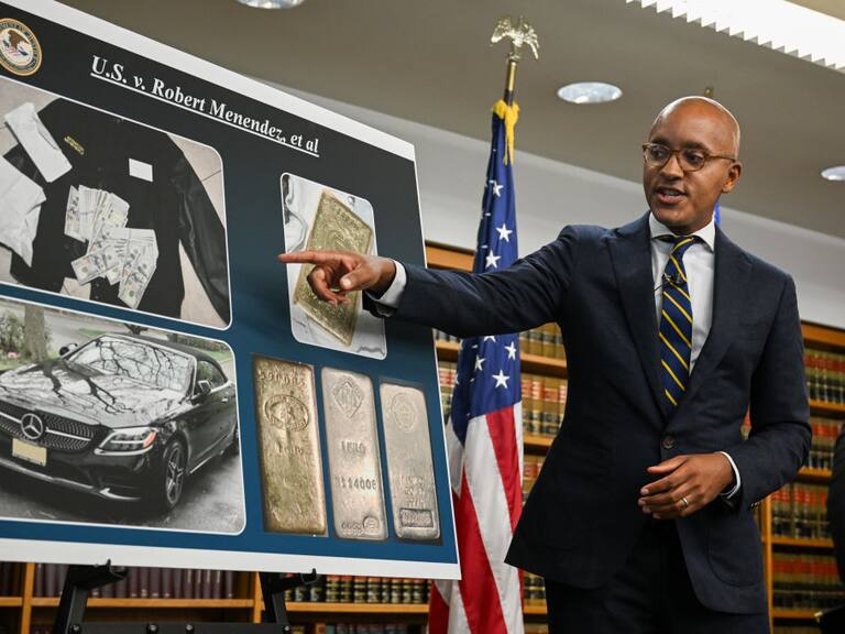 El fiscal Damian Williams informa la investigación sobre Menendez en EEUU