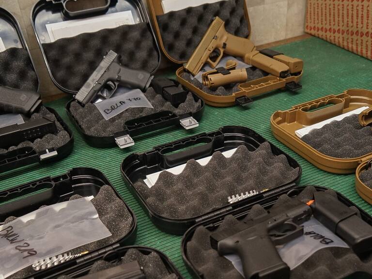 25 de enero de 2022/SANTIAGOEl ministro del Interior, Rodrigo Delgado, lideró reunión con Carabineros, PDI, DGMN, Ejército, Directemar y Aduanas. El encuentro busca coordinar el trabajo de las instituciones para la implementación de la nueva Ley de Control de Armas. La reunión se realizó en le instituto de investigación y control de armas
FOTO: FRANCISCO CASTILLO /AGENCIAUNO