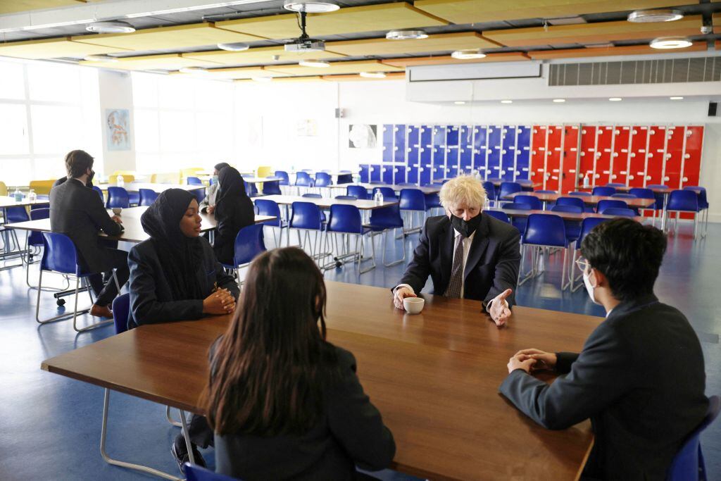 El primer ministro británico Boris Johnson visita una escuela pública