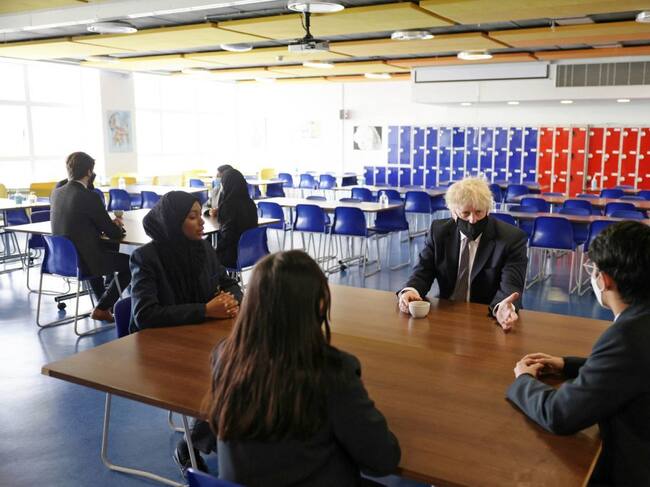 El primer ministro británico Boris Johnson visita una escuela pública