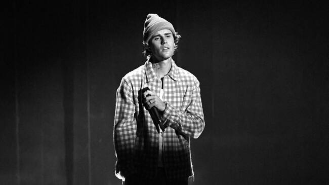 LOS ANGELES, CALIFORNIA - NOVEMBER 22: (EDITORS NOTE: Image has been converted to black and white. A color version is available.) In this image released on November 22, Justin Bieber performs onstage for the 2020 American Music Awards at Microsoft Theater on November 22, 2020 in Los Angeles, California. (Photo by Kevin Mazur/AMA2020/Getty Images for dcp)