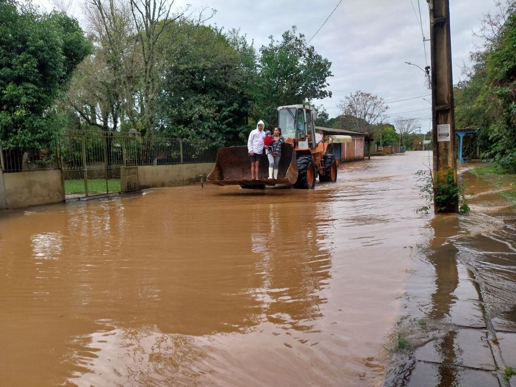 Familia escapa de las inundaciones en Río Grande do Sul en Brasil