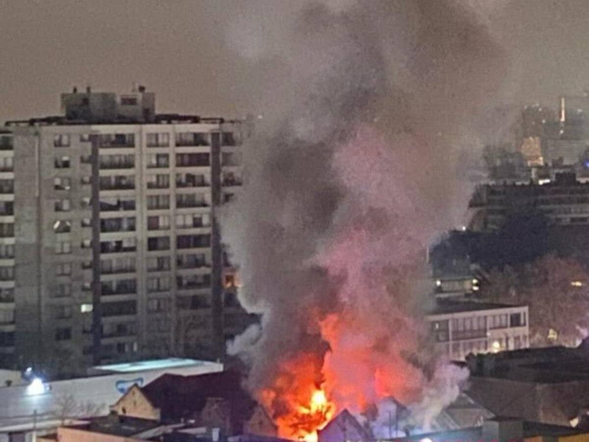 Gran incendio afectó a una vivienda en Providencia: diez carros de Bomberos concurrieron para combatir el fuego