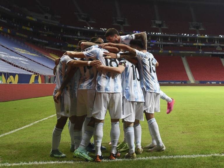 Argentina se impuso sobre Uruguay y alcanzó a Chile en el liderato del Grupo A de la Copa América