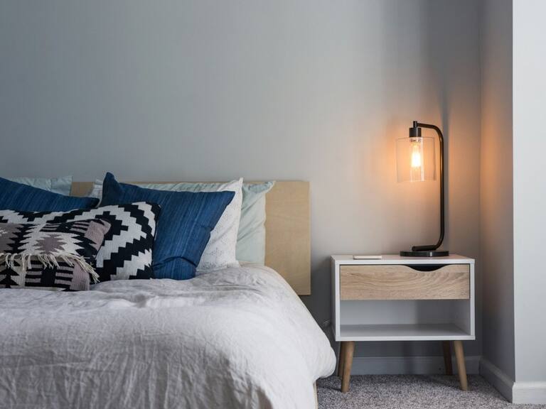 Cómo elegir el velador perfecto según tu espacio y estilo