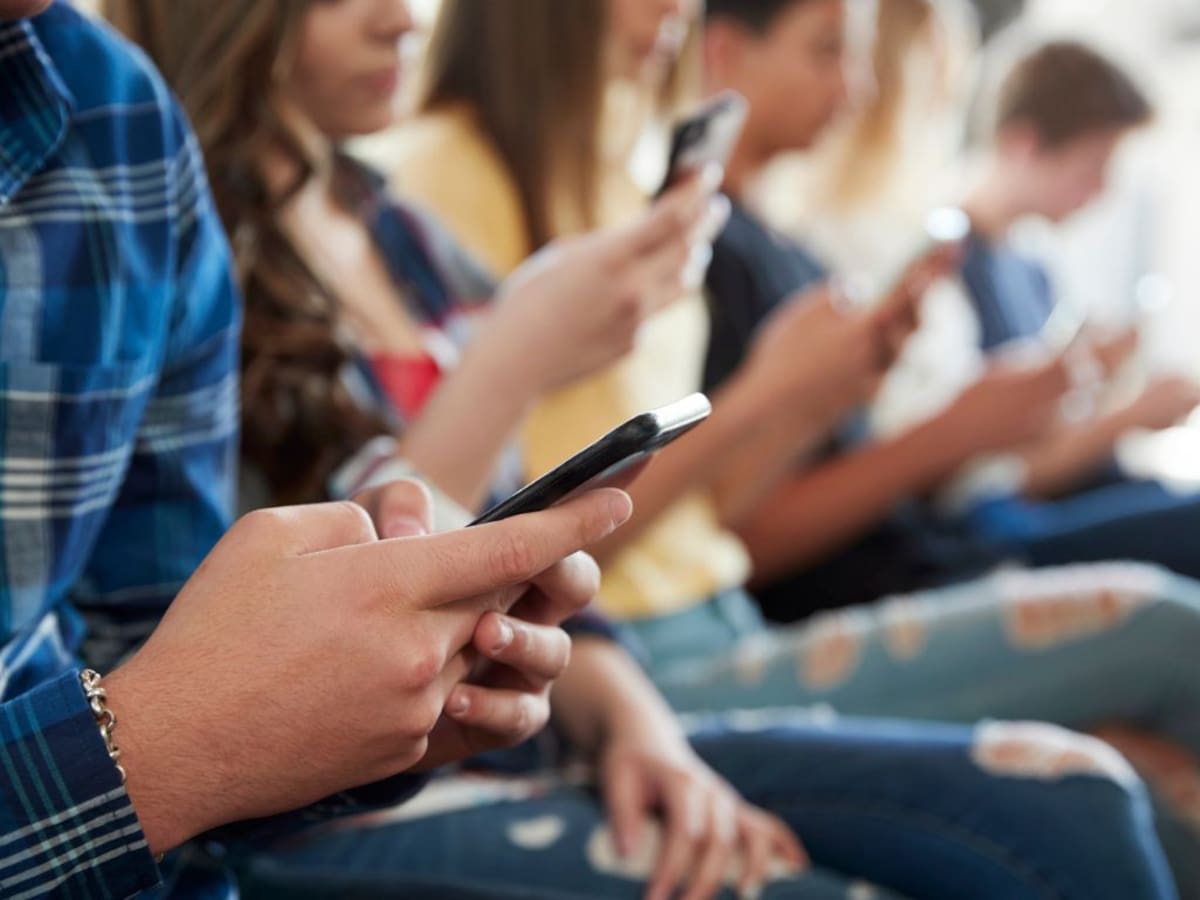 En medio de debate por redes sociales en menores: expertos alertan por pérdida de pensamiento crítico en estudiantes