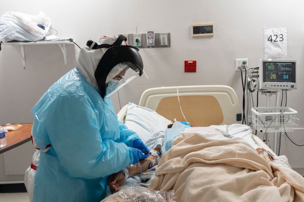 Médico atiende a paciente Covid-19 en hospital de Texas