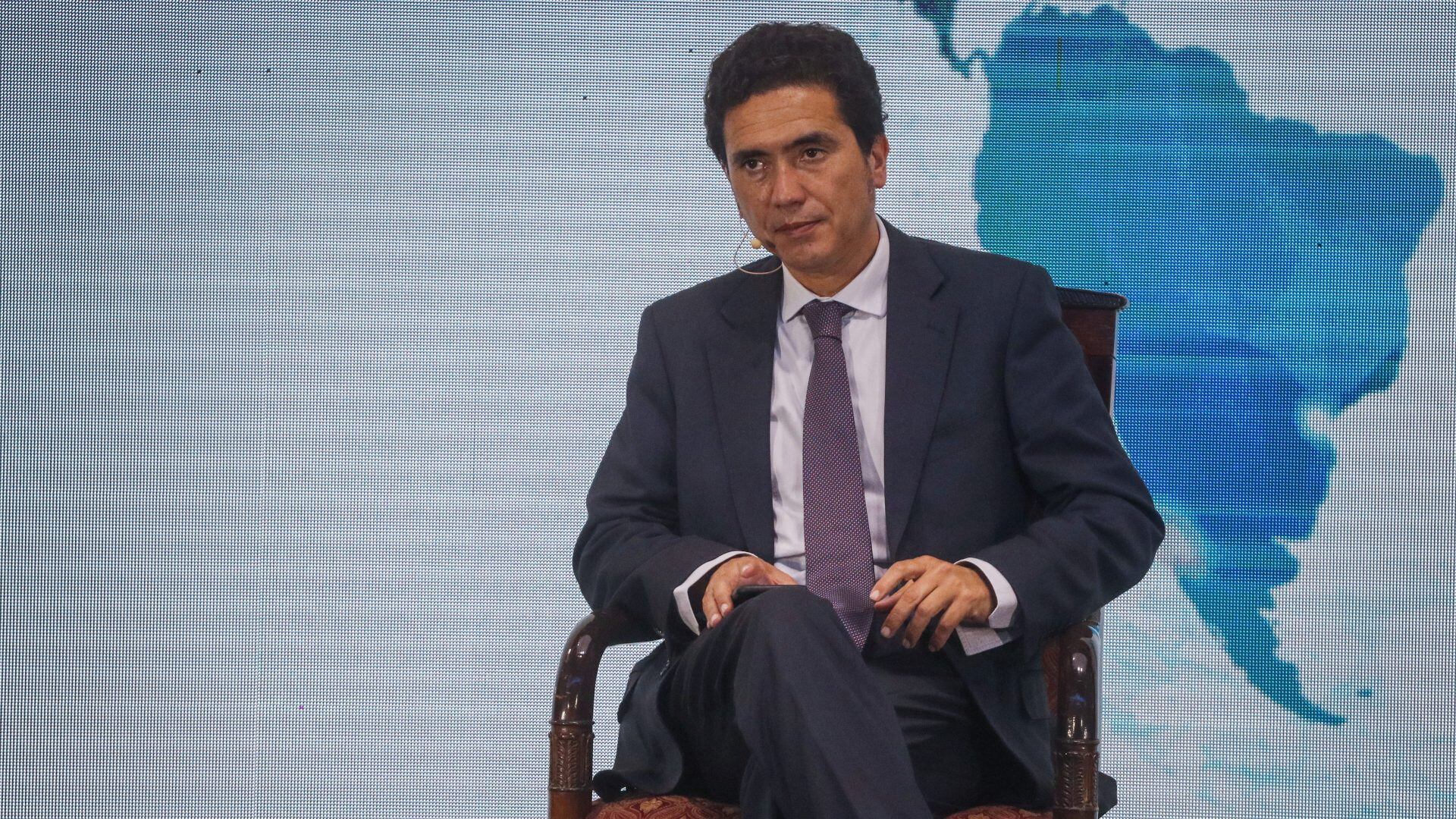 9 de diciembre del 2020/SANTIAGOIgnacio Briones, ministro de Hacienda, en el patio de Las Camelias, del Palacio de La Moneda, durante el anuncio de la mayor inversión de Microsoft en Chile que incluye la construcción de datacenters de la compañía en el país.
FOTO: SEBASTIAN BELTRAN GAETE/AGENCIAUNO