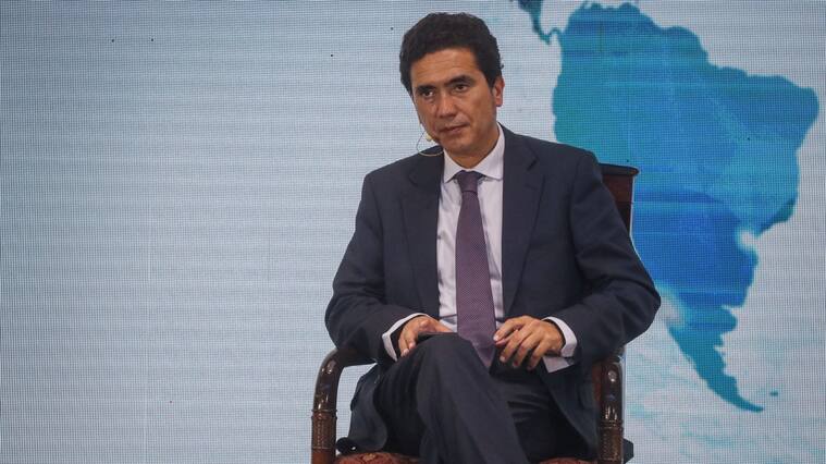 9 de diciembre del 2020/SANTIAGOIgnacio Briones, ministro de Hacienda, en el patio de Las Camelias, del Palacio de La Moneda, durante el anuncio de la mayor inversión de Microsoft en Chile que incluye la construcción de datacenters de la compañía en el país.
FOTO: SEBASTIAN BELTRAN GAETE/AGENCIAUNO
