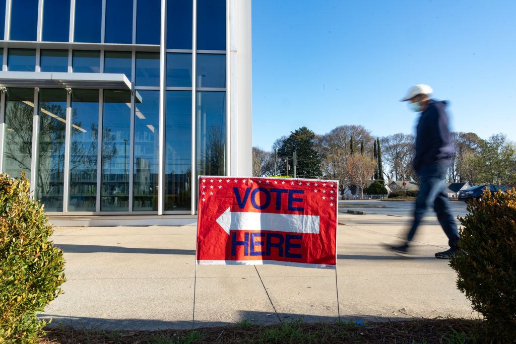 Un cartel en las calles de Atlanta en el Estado de Georgia, llama a votar en las primarias de los dos principales partidos políticos de Estados Unidos.