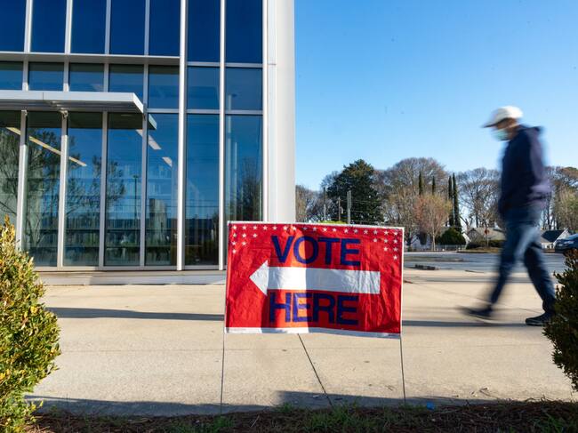 Un cartel en las calles de Atlanta en el Estado de Georgia, llama a votar en las primarias de los dos principales partidos políticos de Estados Unidos.