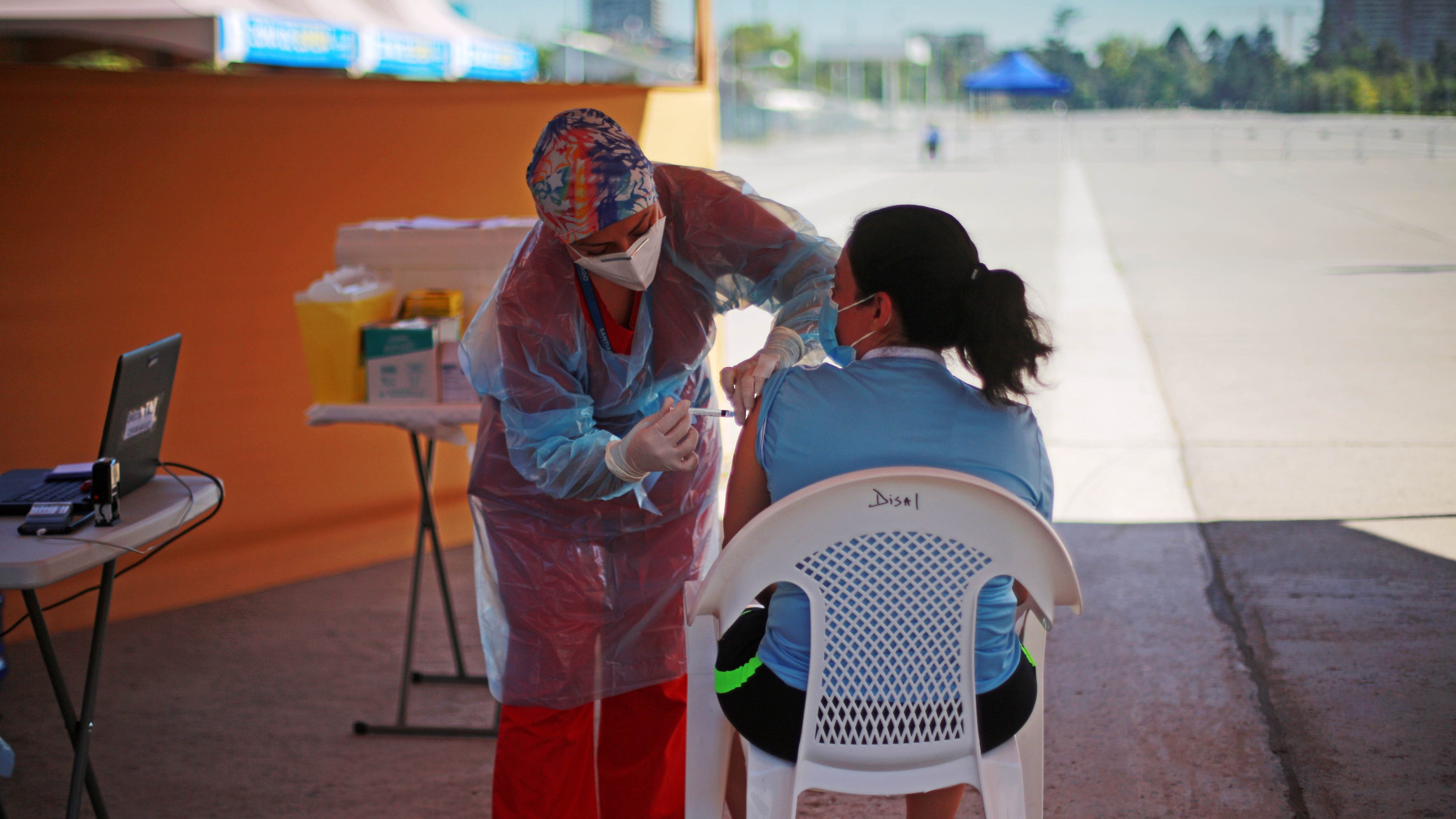 24 de Febrero del 2021/ SANTIAGO
Una funcionaria vacuna a una mujer, durante la implementación del plan Vacúnate en el Auto, que consiste en la instalación de un punto de inoculación contra el Coronavirus en la elipse del Parque OHiggins para que las personas puedan recibir la dosis sin bajarse del vehículo, enfocado en la población priorizada por el Ministerio de Salud y adultos mayores, en medio de la pandemia de Covid-19.

Fotos: JOSÉ FRANCISCO ZUÑIGA/ AGENCIAUNO