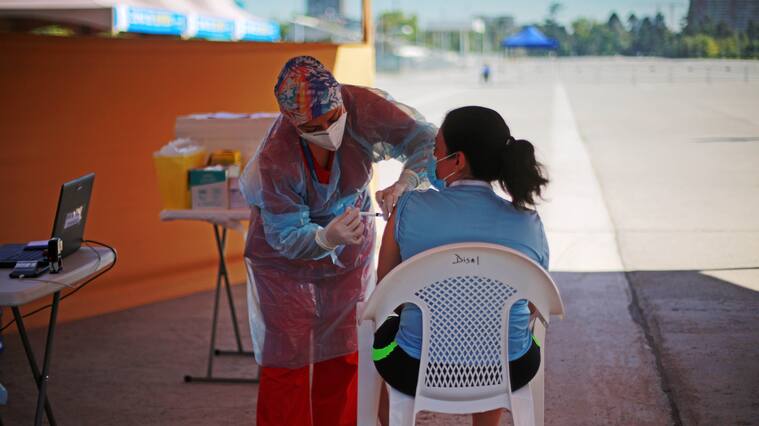 24 de Febrero del 2021/ SANTIAGO
Una funcionaria vacuna a una mujer, durante la implementación del plan Vacúnate en el Auto, que consiste en la instalación de un punto de inoculación contra el Coronavirus en la elipse del Parque OHiggins para que las personas puedan recibir la dosis sin bajarse del vehículo, enfocado en la población priorizada por el Ministerio de Salud y adultos mayores, en medio de la pandemia de Covid-19.
Fotos: JOSÉ FRANCISCO ZUÑIGA/ AGENCIAUNO