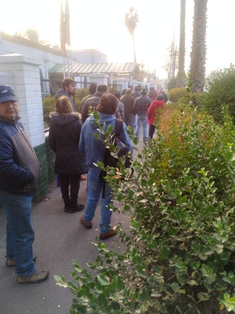 Largas filas en las comisarías este domingo. / ADN.CL