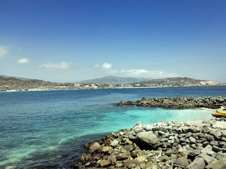 Esta es la playa chilena que te hará sentir en Tahití este verano: destaca por sus aguas cristalinas y arena blanca