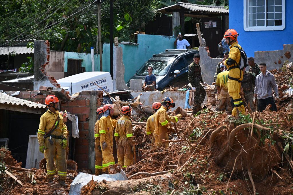 Los rescatistas trabajan en el distrito de São Sebastião en Brasil