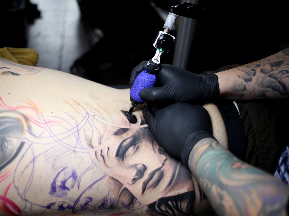 Tatuadora chilena y estudio que muestra discriminación a personas con tatuajes: “Es un tema tabú por falta de educación de la piel”