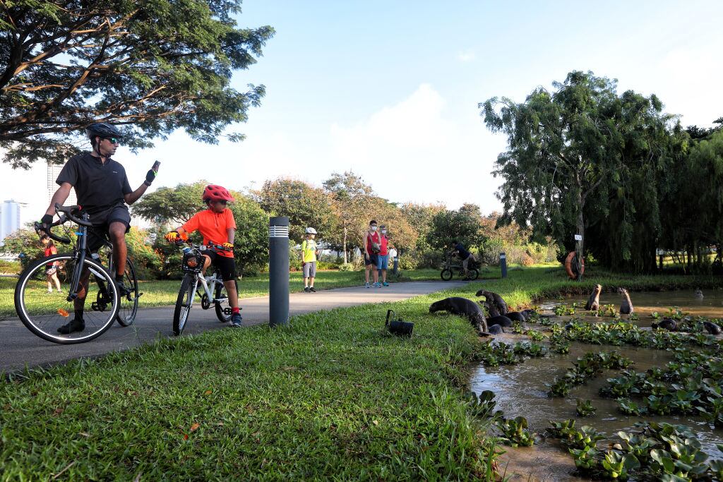 Personas disfrutan una tarde al aire libre en Singapur