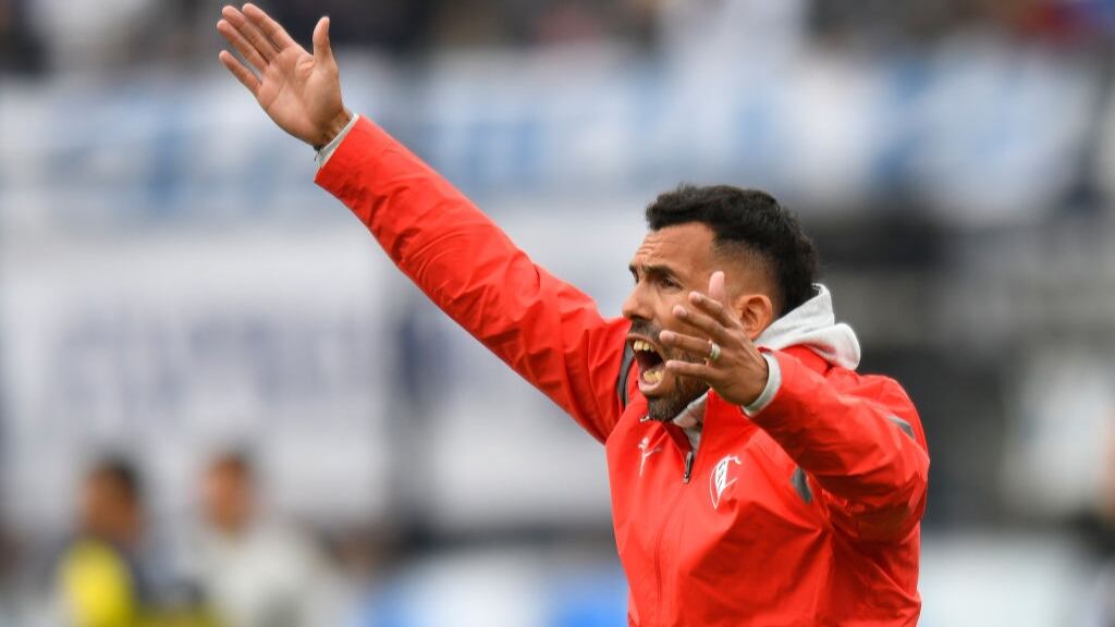 Carlos Tévez hace cruda confesión sobre el fútbol argentino: "Tres jugadores del plantel me dijeron que no sabían sumar y restar"