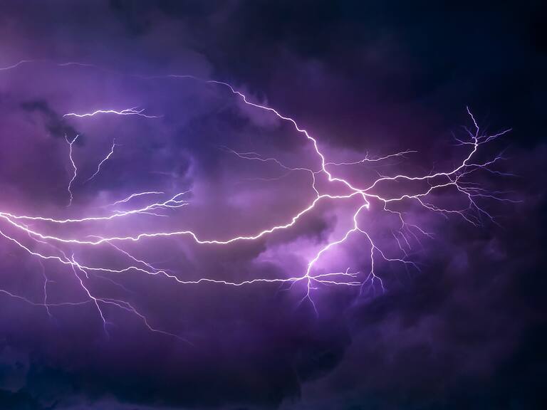 Incluido Santiago: Meteorología emite aviso por probables tormentas eléctricas en dos regiones de Chile