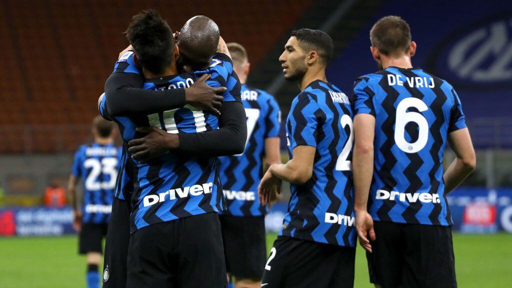 MILAN, ITALY - APRIL 07: Lautaro Martinez of Internazionale celebrates with team mate Romelu Lukaku after scoring their side's second goal during the Serie A match between FC Internazionale and US Sassuolo at Stadio Giuseppe Meazza on April 07, 2021 in Milan, Italy. Sporting stadiums around Italy remain under strict restrictions due to the Coronavirus Pandemic as Government social distancing laws prohibit fans inside venues resulting in games being played behind closed doors. (Photo by Marco Luzzani/Getty Images)