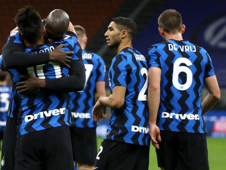 MILAN, ITALY - APRIL 07: Lautaro Martinez of Internazionale celebrates with team mate Romelu Lukaku after scoring their side's second goal during the Serie A match between FC Internazionale and US Sassuolo at Stadio Giuseppe Meazza on April 07, 2021 in Milan, Italy. Sporting stadiums around Italy remain under strict restrictions due to the Coronavirus Pandemic as Government social distancing laws prohibit fans inside venues resulting in games being played behind closed doors. (Photo by Marco Luzzani/Getty Images)