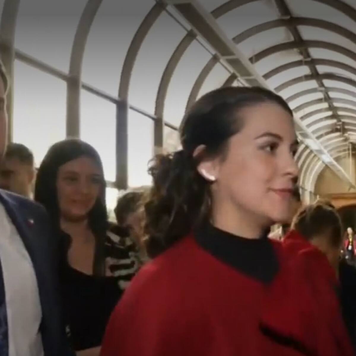 Así llegó Paula Carrasco a acompañar al Presidente Gabriel Boric en su última Cuenta Pública: con abrigo rojo y avanzadísimo embarazo