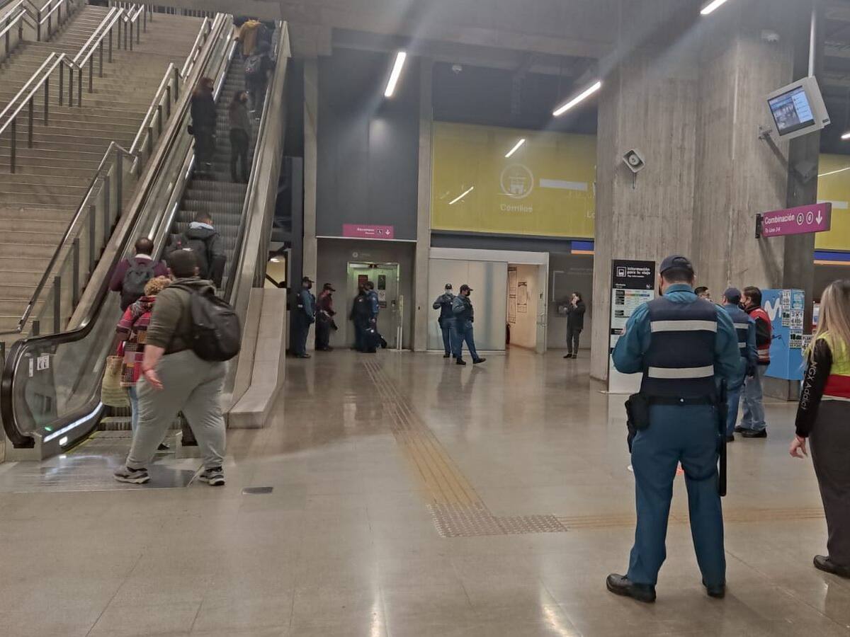 Desalojo de comerciantes ambulantes en Metro Ñuñoa dejó al menos ocho trabajadores lesionados