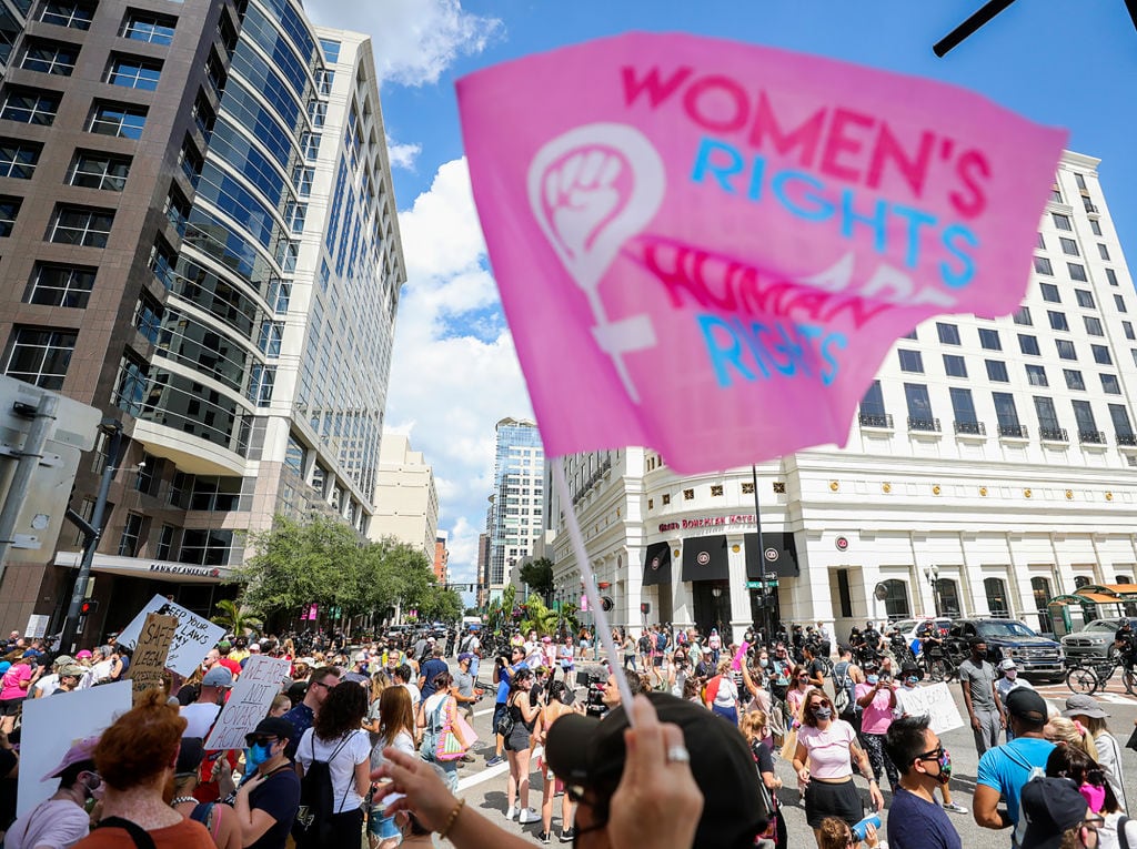 Mujeres se manifiestan a favor de sus derechos reproductivos en Florida