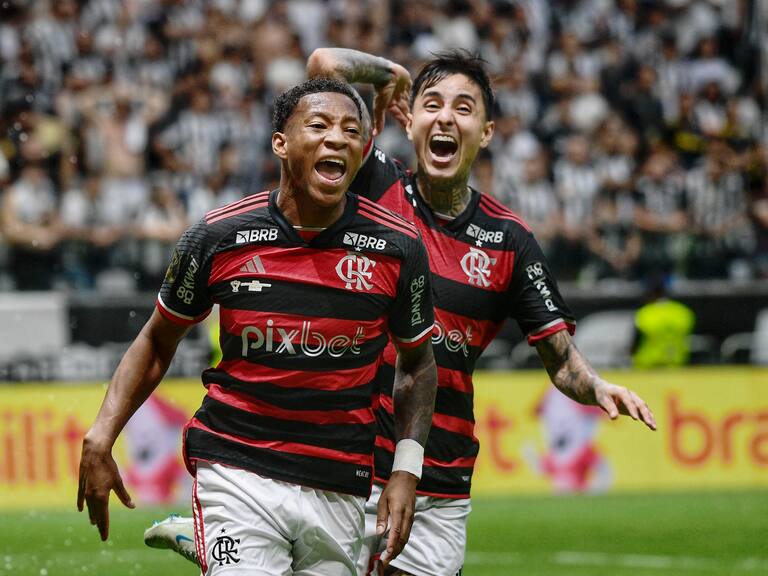 Con intento de invasión de hinchas rivales incluida: Erick Pulgar gana la Copa de Brasil con Flamengo