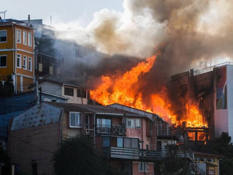 Incendio en Valparaíso afecta a viviendas en Cerro Monjas