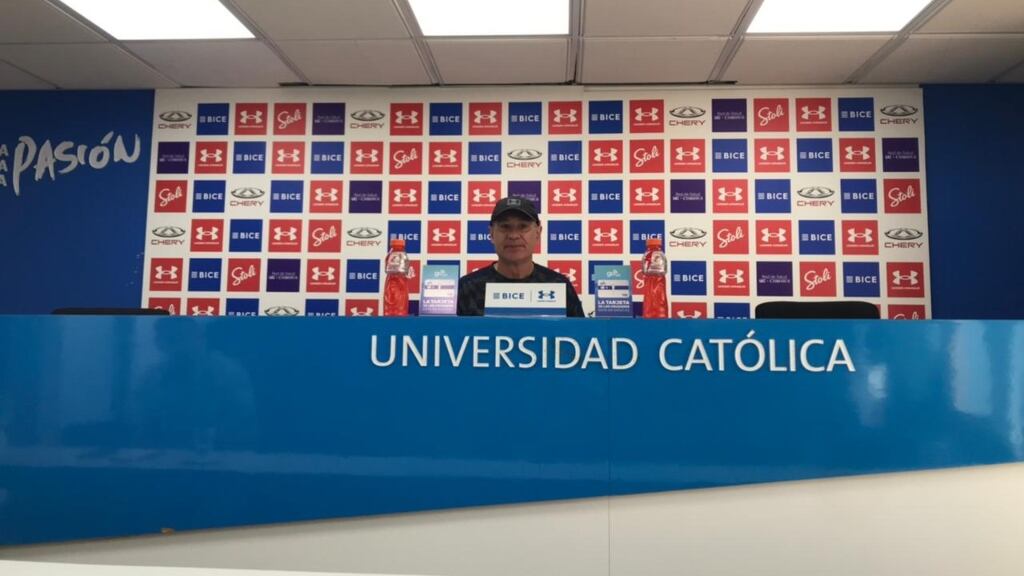 Ariel Holan no descartó el estreno de Brayan Rovira ante Cobresal: "Tiene experiencia, es dinámico y con muy buena técnica"