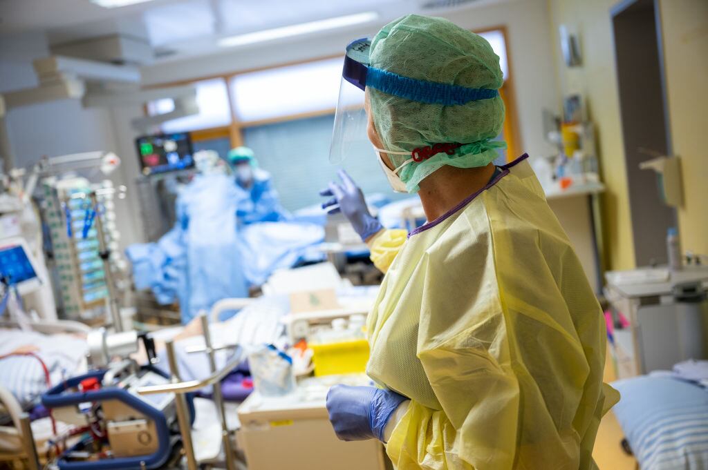 Médicos atienden a pacientes Covid-19 en un hospital de Alemania