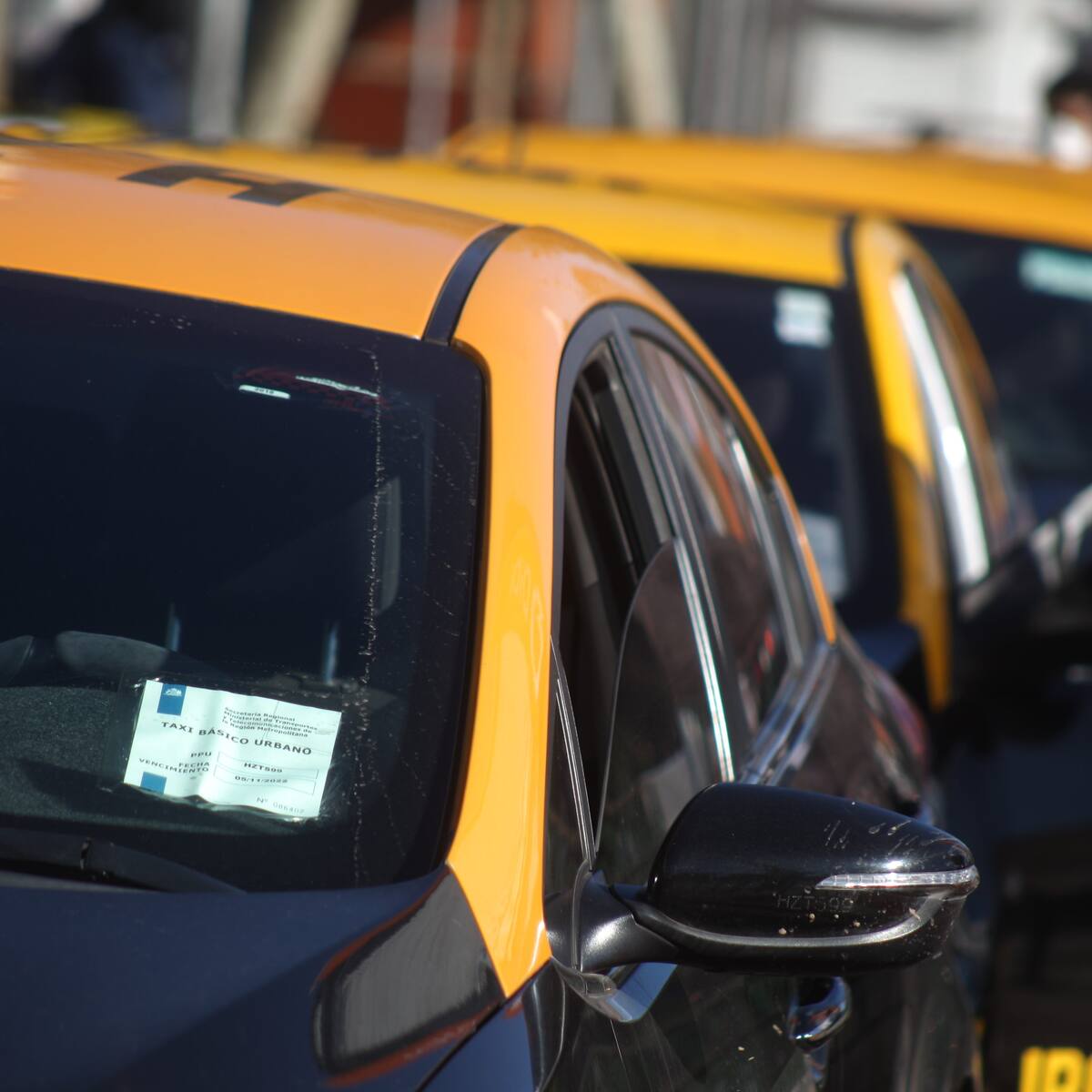 Taxistas piden extender bono para combustibles ante alza y advierten: “Habrá que pensar seriamente en variar las tarifas”