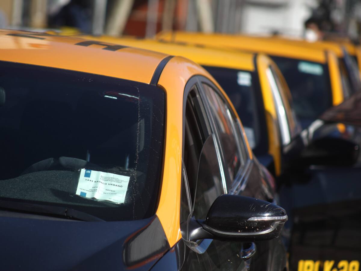 Taxistas piden extender bono para combustibles ante alza y advierten: “Habrá que pensar seriamente en variar las tarifas”