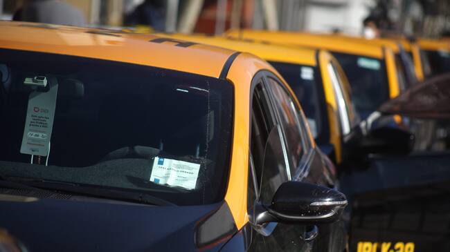 Detienen a taxista por estafa a turista en Aeropuerto de Santiago: le cobró casi $3 millones