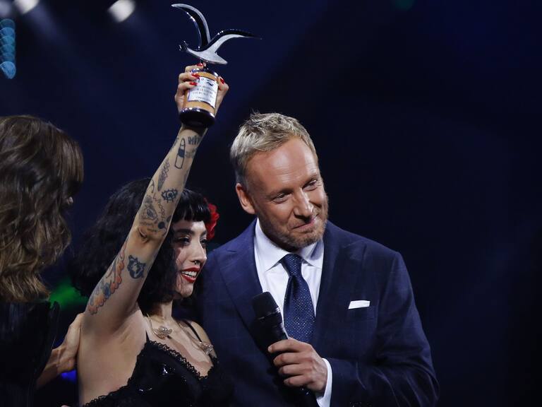 24 DE FEBRERO DE 2020/VIÑA DEL MARLa cantautora chilena Mon Laferte recibe la Gaviota de Plata, durante la segunda noche del Festival de Viña del Mar 2020, realizado en la Quinta Vergara.
FOTO: LEONARDO RUBILAR CHANDIA/AGENCIAUNO