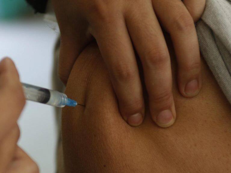 14 de Abril de 2021/SANTIAGODurante la visita al vacunatorio Escuela Básica Carolina Vergara, donde adultos mayores reciben vacuna contra el Covid-19
FOTO: MAURICIO MENDEZ/AGENCIAUNO