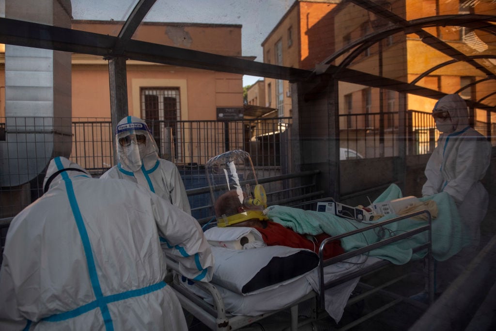 Paramédicos trasladan a paciente del Covid-19 a un hospital de Roma