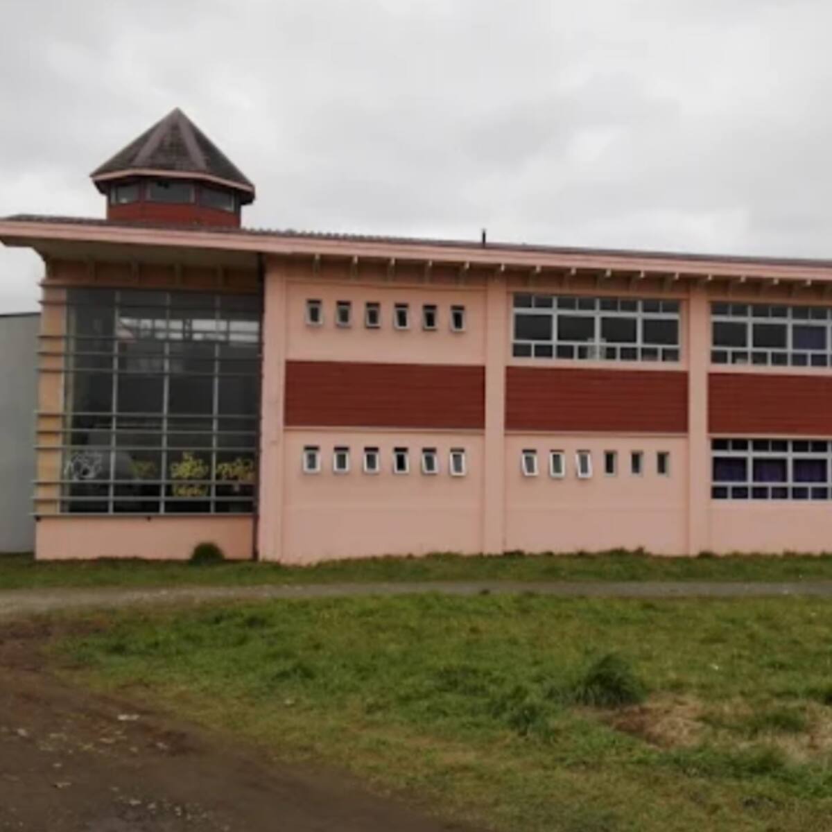 El día de furia de una mujer en Frutillar: agredió a directora de un colegio y no se quedó ahí