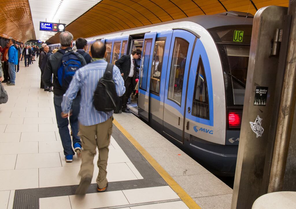 Los pasajeros intentan abordar un tren en el metro de Munich